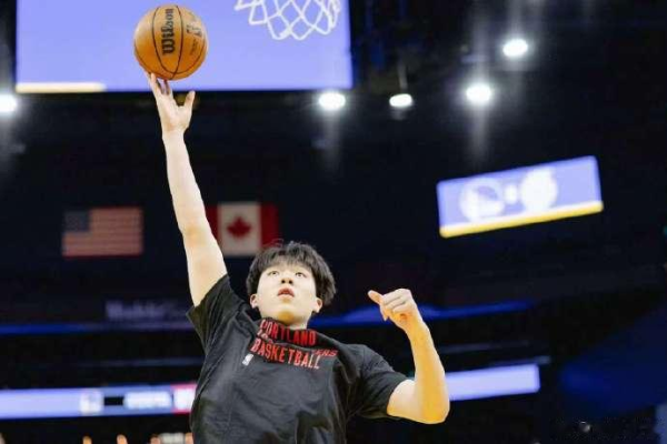 华融配资 杨瀚森迎NBA常规赛首秀, 两罚全中拿到个人NBA生涯首分;此前出场时播音字幕都是中文